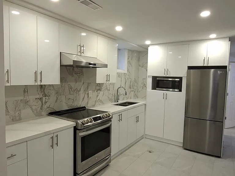 225 Waverly St S #LOWER — Photo 2