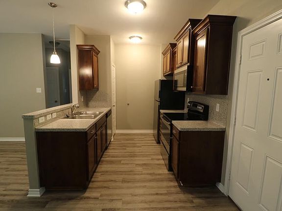 3rd image of 401 Lynn St
