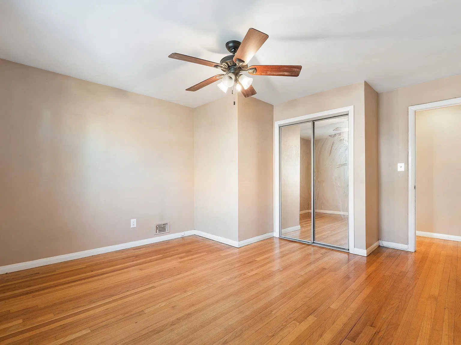 3 bed, 1.0 bath, 1300 sqft, $2,800 — Photo 4