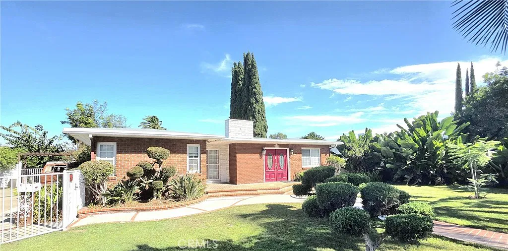 4 bed, 2400 sqft, $4,500 — Photo 1