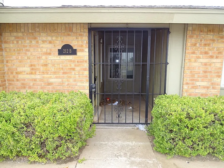 212 N Troy Ave #B — Photo 15