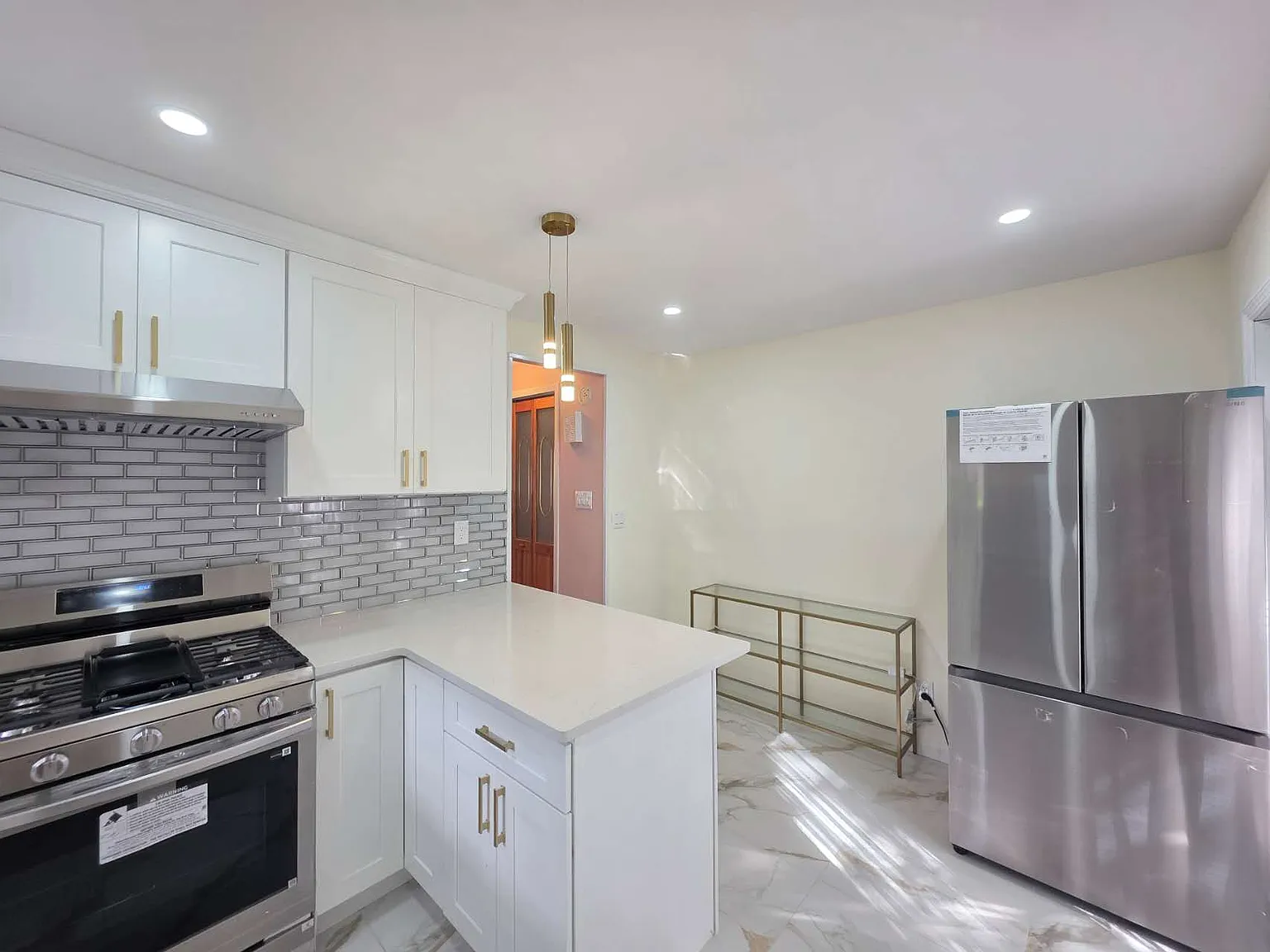 3 bed, 1176 sqft, $3,500 — Photo 2