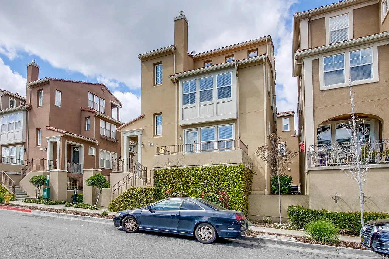 5 bed, 4.5 bath, 3181 sqft, $1,300 — Photo 1