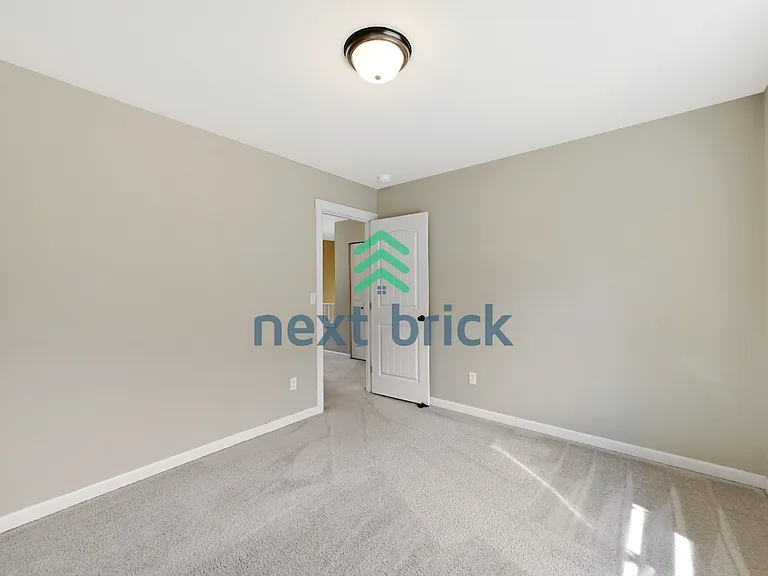 323 Graham Ave NE — Photo 15