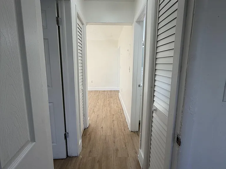 434 SW 6th St #6 — Photo 2