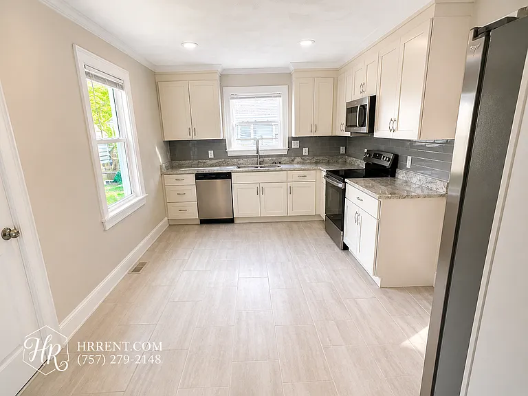 2914 Peronne Ave — Photo 3