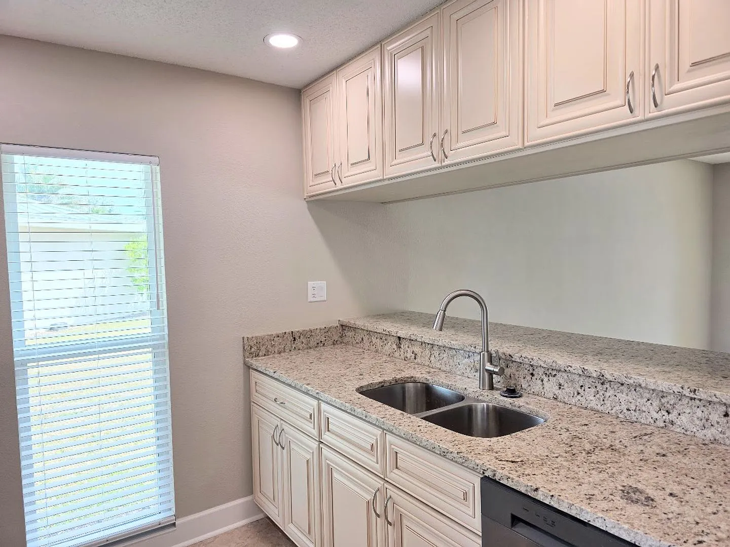 Available 10/1/2026 Beautiful 2-bedroom, 2-bath waterfront villa — Photo 4