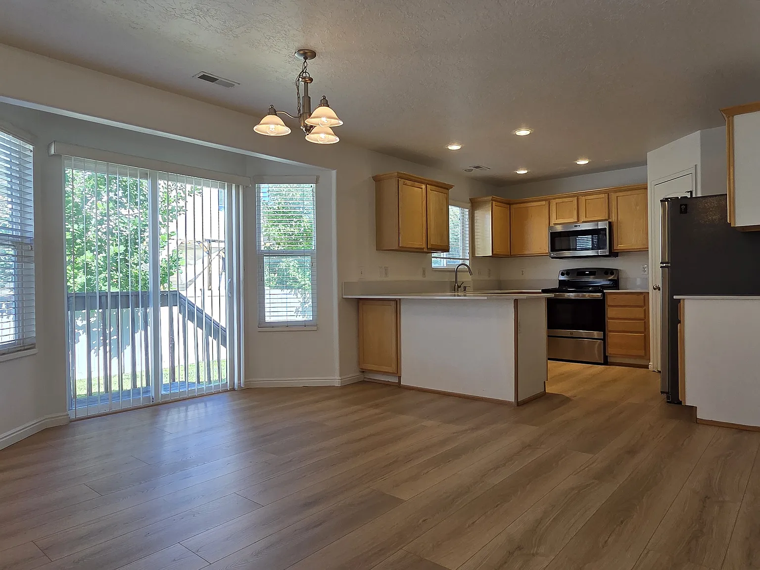 3 bed, 2.5 bath, 1626 sqft, $2,500 — Photo 3