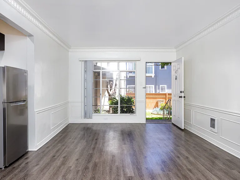 435 S Norton Ave — Photo 28