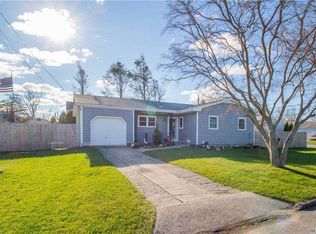 201 5th St, Lindenhurst, NY 11757
