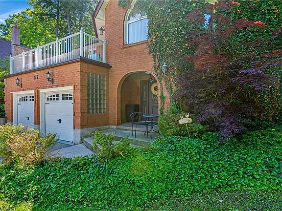4th image of 37 Yellow Birch Dr