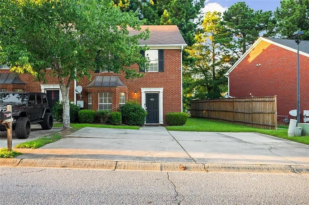 3 bed, 2.5 bath, 1372 sqft, $1,700 — Photo 1