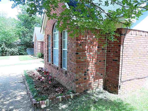3rd image of 733 Winding Hills Dr