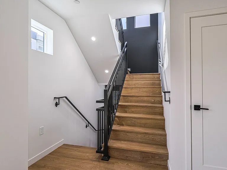 1227 N June St — Photo 40