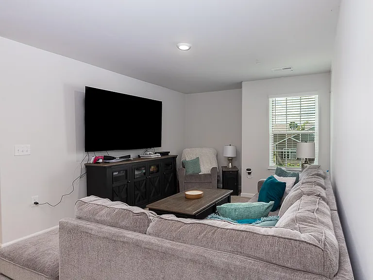 416 Isabelle St — Photo 6