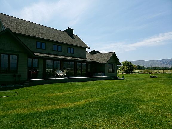 Lg fenced yard w/firepit