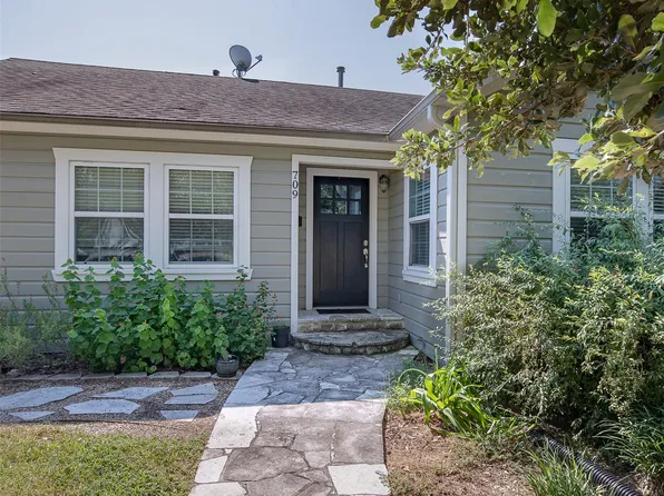 709 Inwood Dr, Bryan, TX 77802