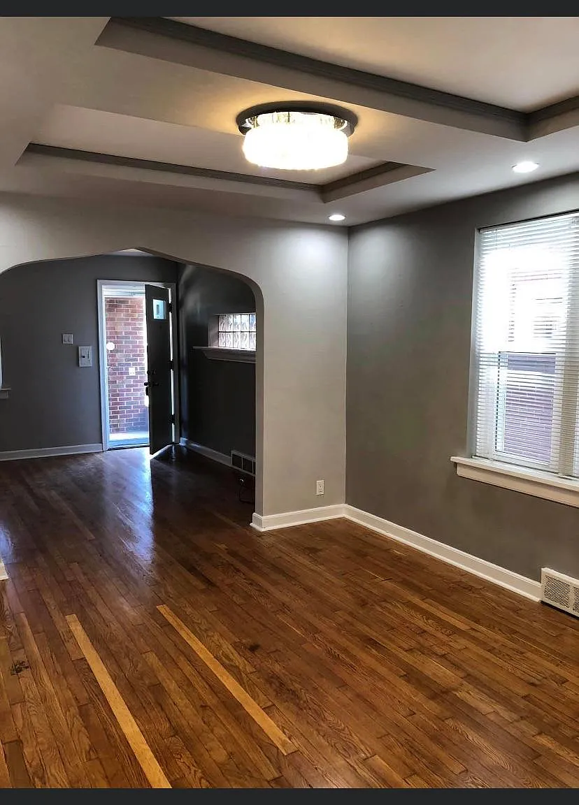1645 McLaran Ave — Photo 2
