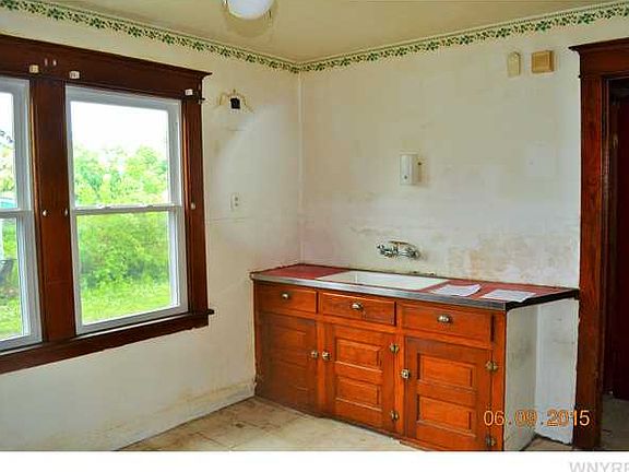 4th image of 219 Hutchinson Ave