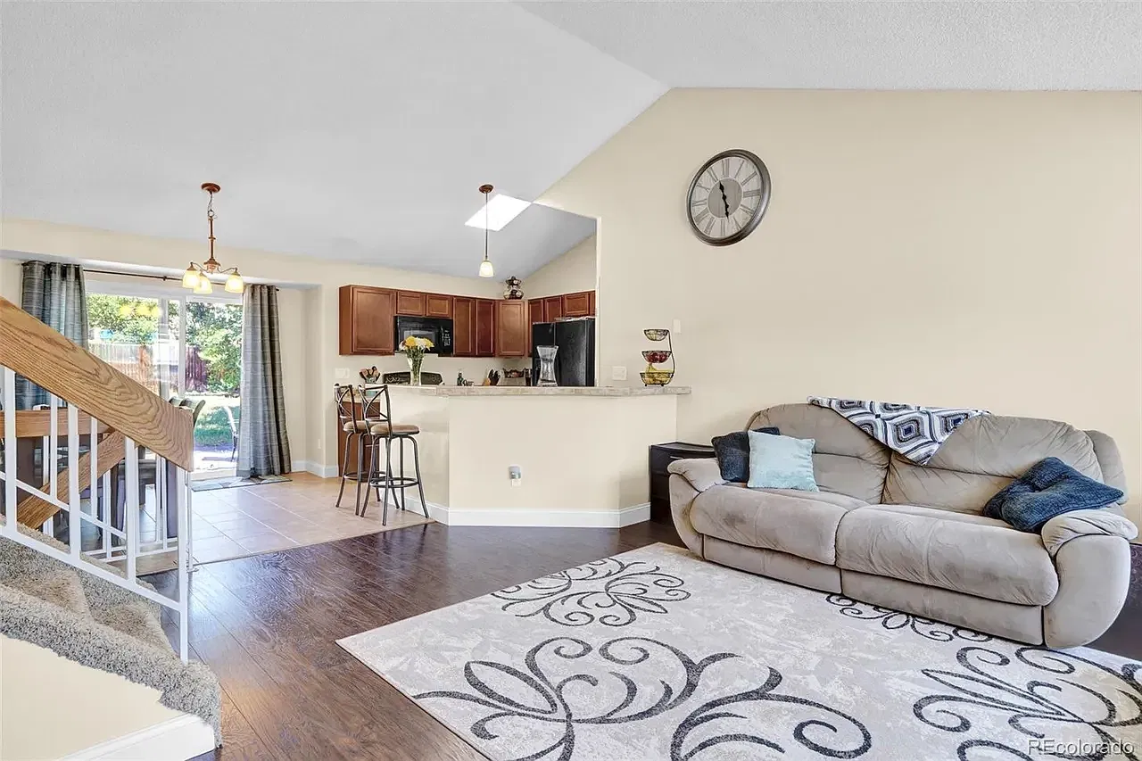 3 bed, 1.5 bath, 1330 sqft, $2,300 — Photo 4