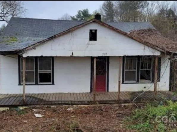 225 N Fairview Dr NW, Lenoir, NC 28645