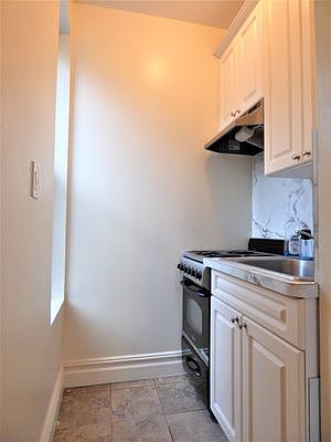 3rd image of 141 E 62nd St #4C