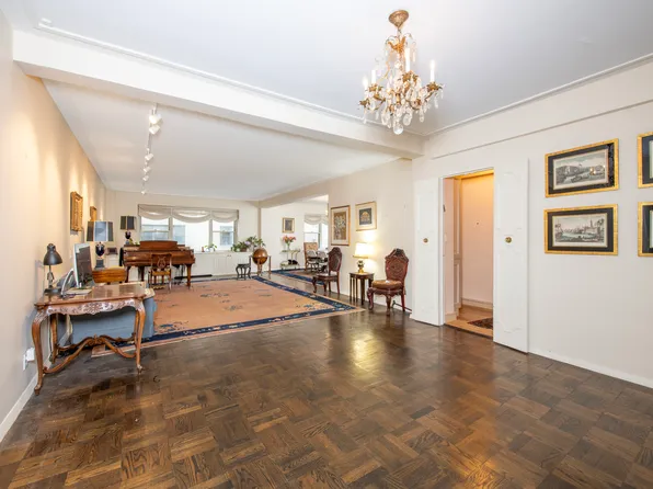 1025 5th Avenue image 1 of 10