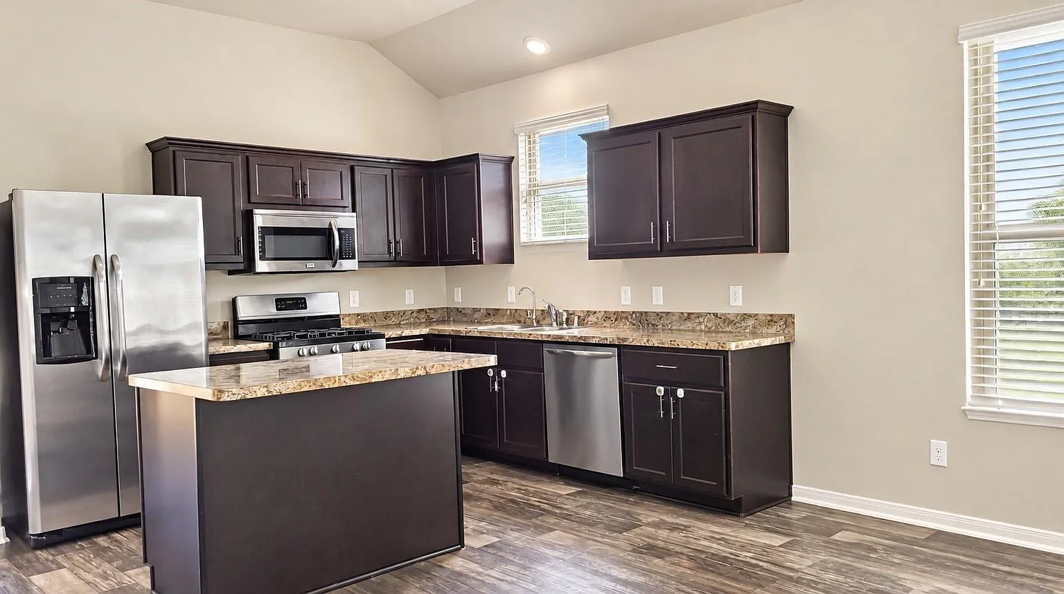 3 bed, 2.0 bath, 1740 sqft, $2,000 — Photo 4