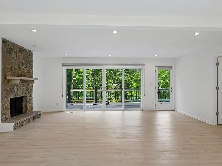 5132 Willow Point Pkwy — Photo 3