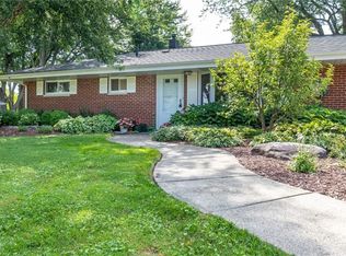 1352 Roseland Dr, Macedonia, OH 44056