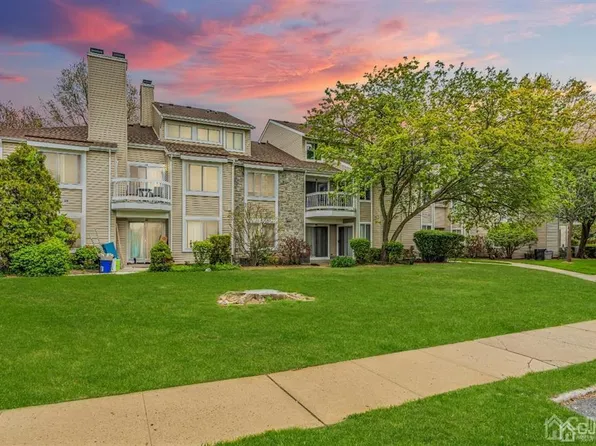 22 Farnham Sq, Parlin, NJ 08859