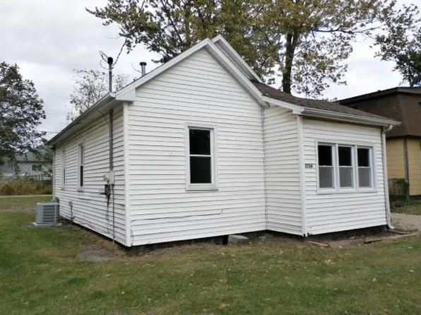 2704 Cedar Ave, Mattoon, IL 61938