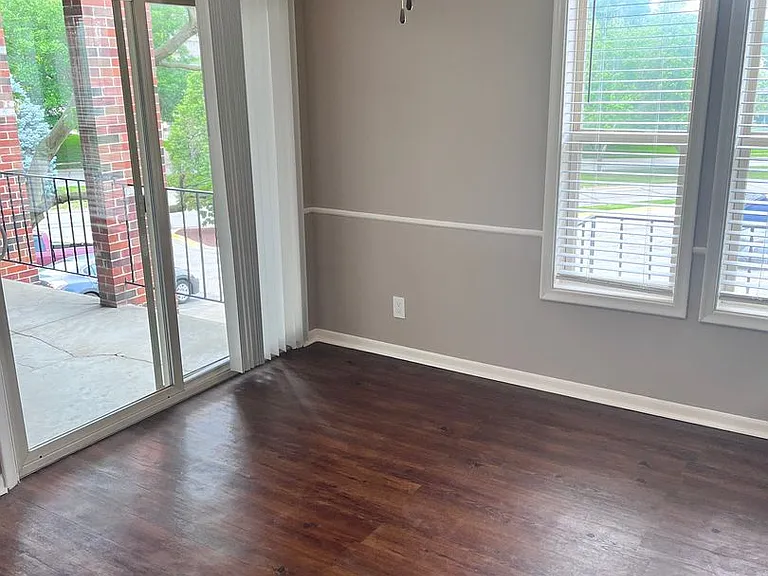 Bristol Square Apartments — Photo 329