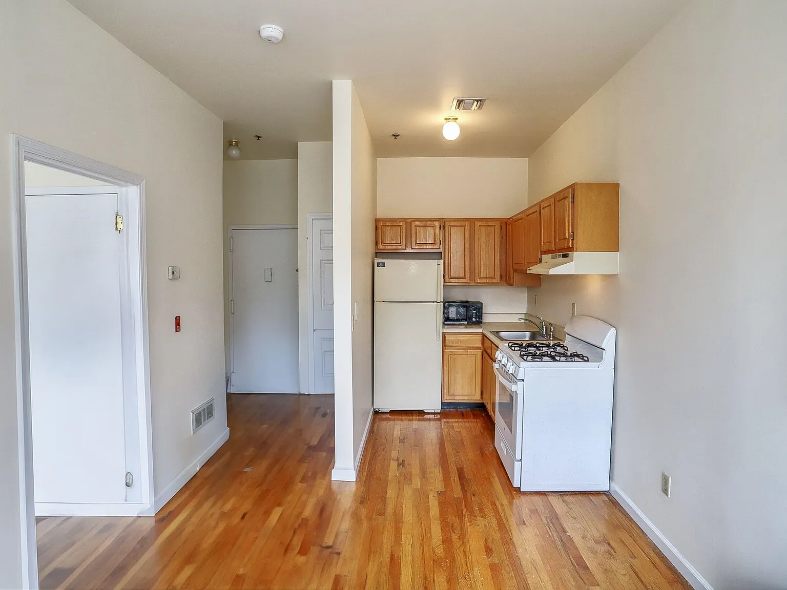 1 bed, 1.0 bath, $2,600 — Photo 4