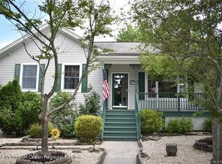 352 Neptune Dr, Manahawkin, NJ 08050