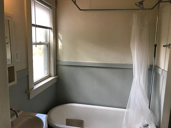 2nd image of 1365 Lakeshore Dr APT 3