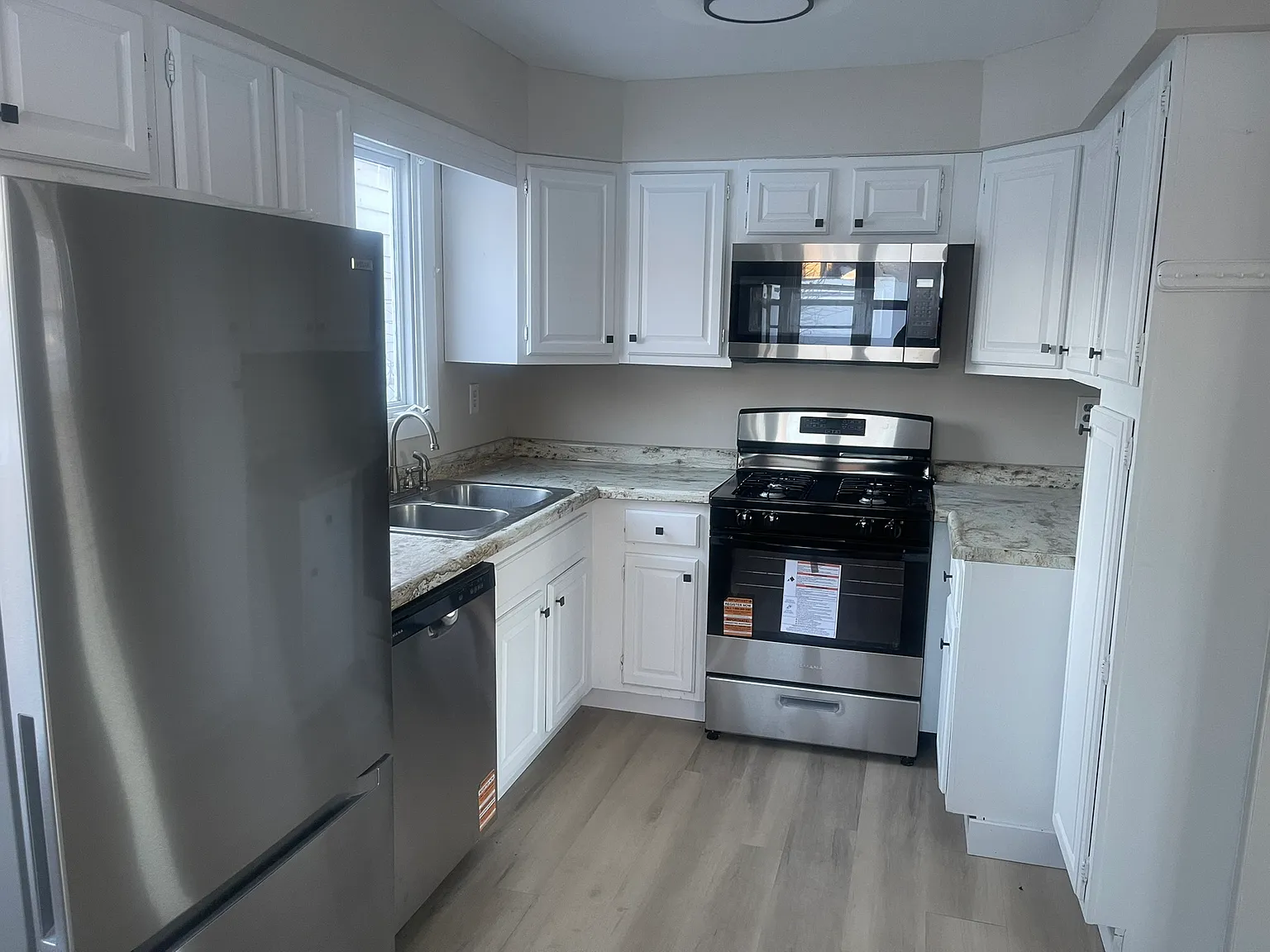 3 bed, 1500 sqft, $2,200 — Photo 2