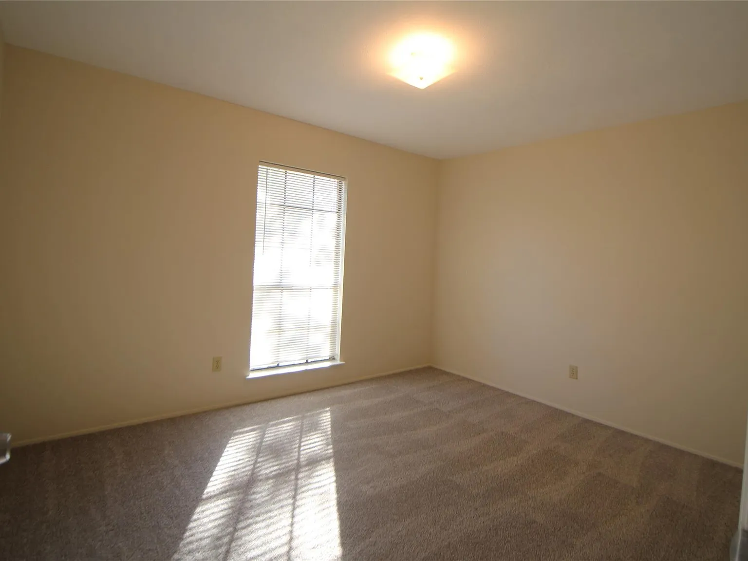 3 bed, 2.0 bath, 1674 sqft, $1,695 — Photo 3