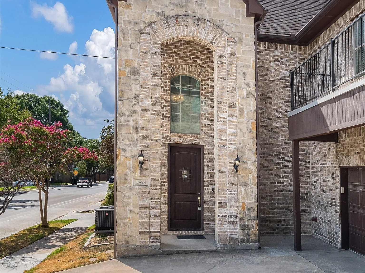 4 bed, 3.0 bath, 2717 sqft, $4,600 — Photo 2