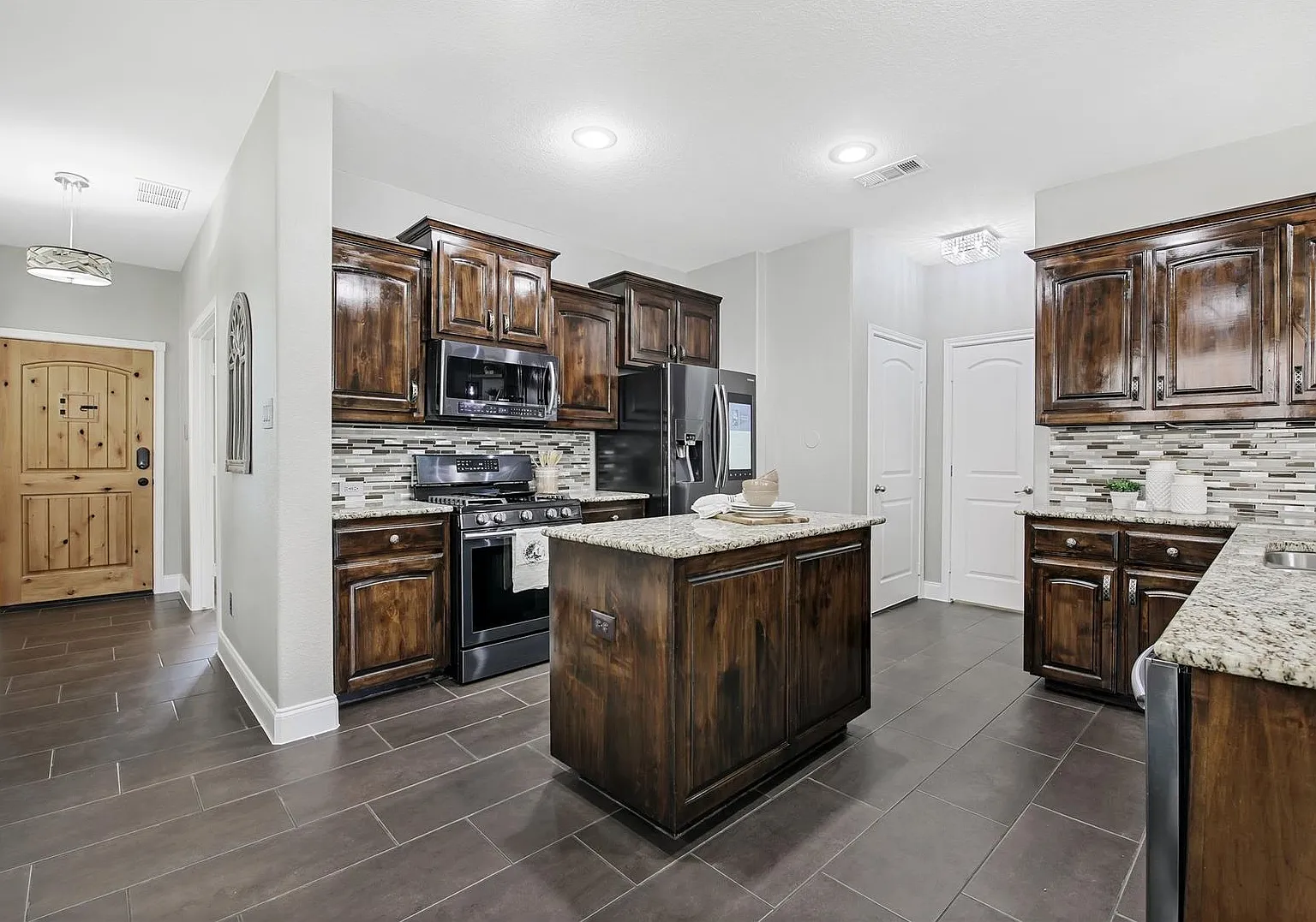 Argyle 3-bed 2-bath with Swimming Pool ! — Photo 4