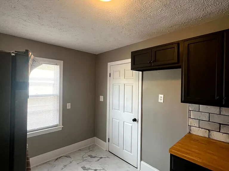 124 Eastwood Ave — Photo 7