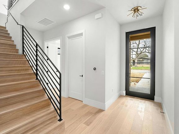 4th image of 1719 Piedmont St