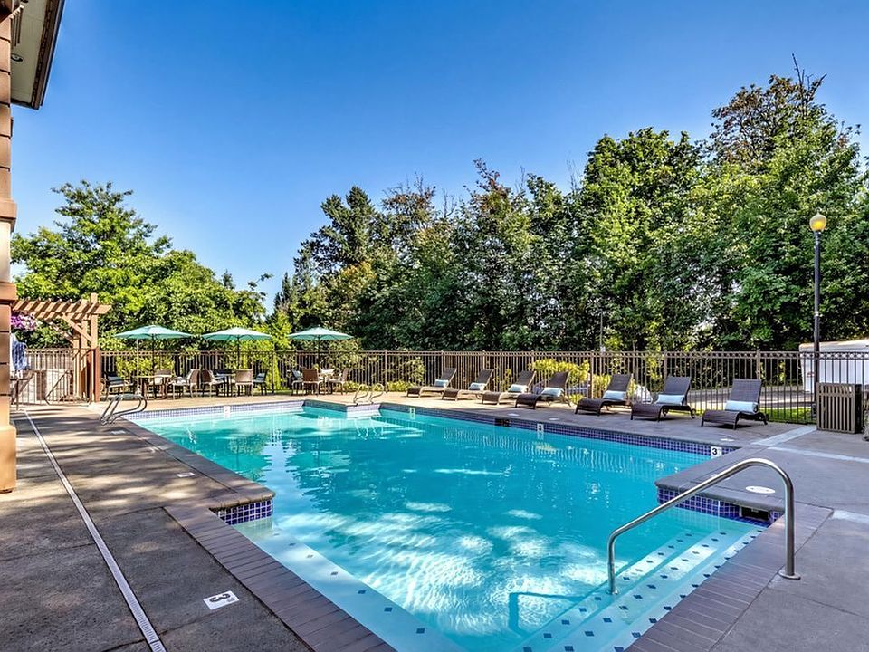 Scott Mountain APartments Pool and Sundeck