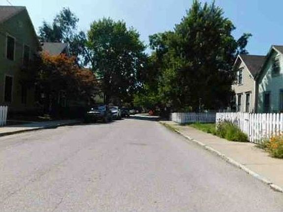 Exterior Neighborhood (street photo)