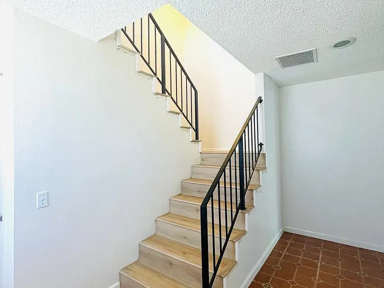 345 Clay St — Photo 7