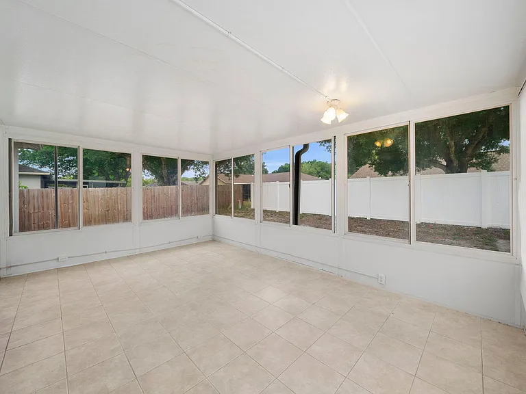 15624 Sunny Crest Ln — Photo 30