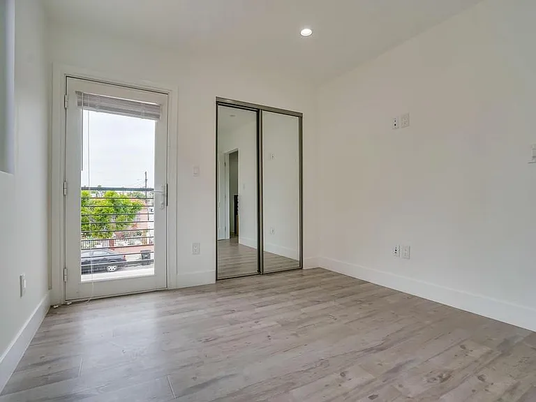 2300 Carmona Ave — Photo 25
