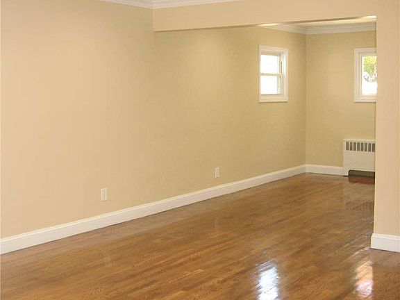5th image of 148 Pearsall Ave