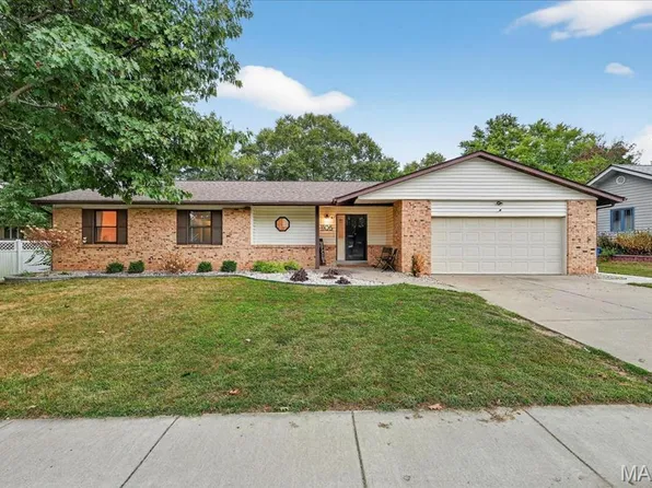 1105 White Lake Dr, Saint Charles, MO 63301