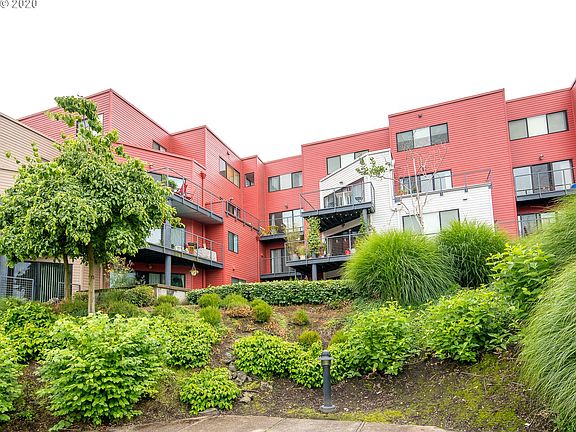 3rd image of 720 NW Naito Pkwy APT D15